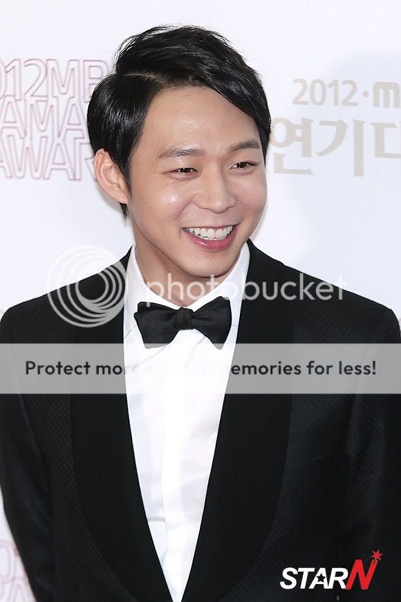 [30.12.12][Pics] Yoochun - MBC Drama Awards  20121231024702_50e07e16e8661_1_zps4c55a6f1